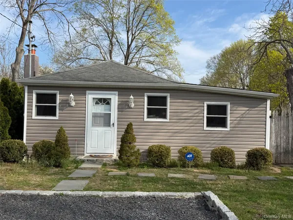 $3,300 | 253 East 17th Street, Huntington Station, NY 11746