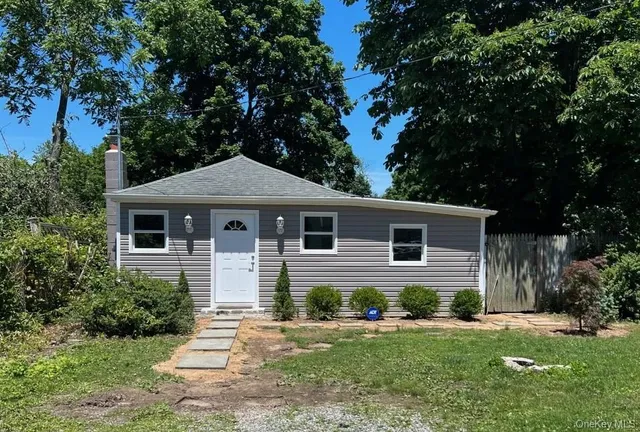 $3,300 | 253 East 17th Street, Huntington Station, NY 11746