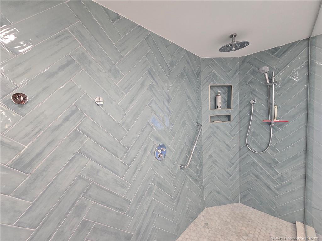 185 Northeast Edgewater Drive, Unit 5105 Stuart, FL 34996 - Photo 23 of 28 a bathroom with a shower