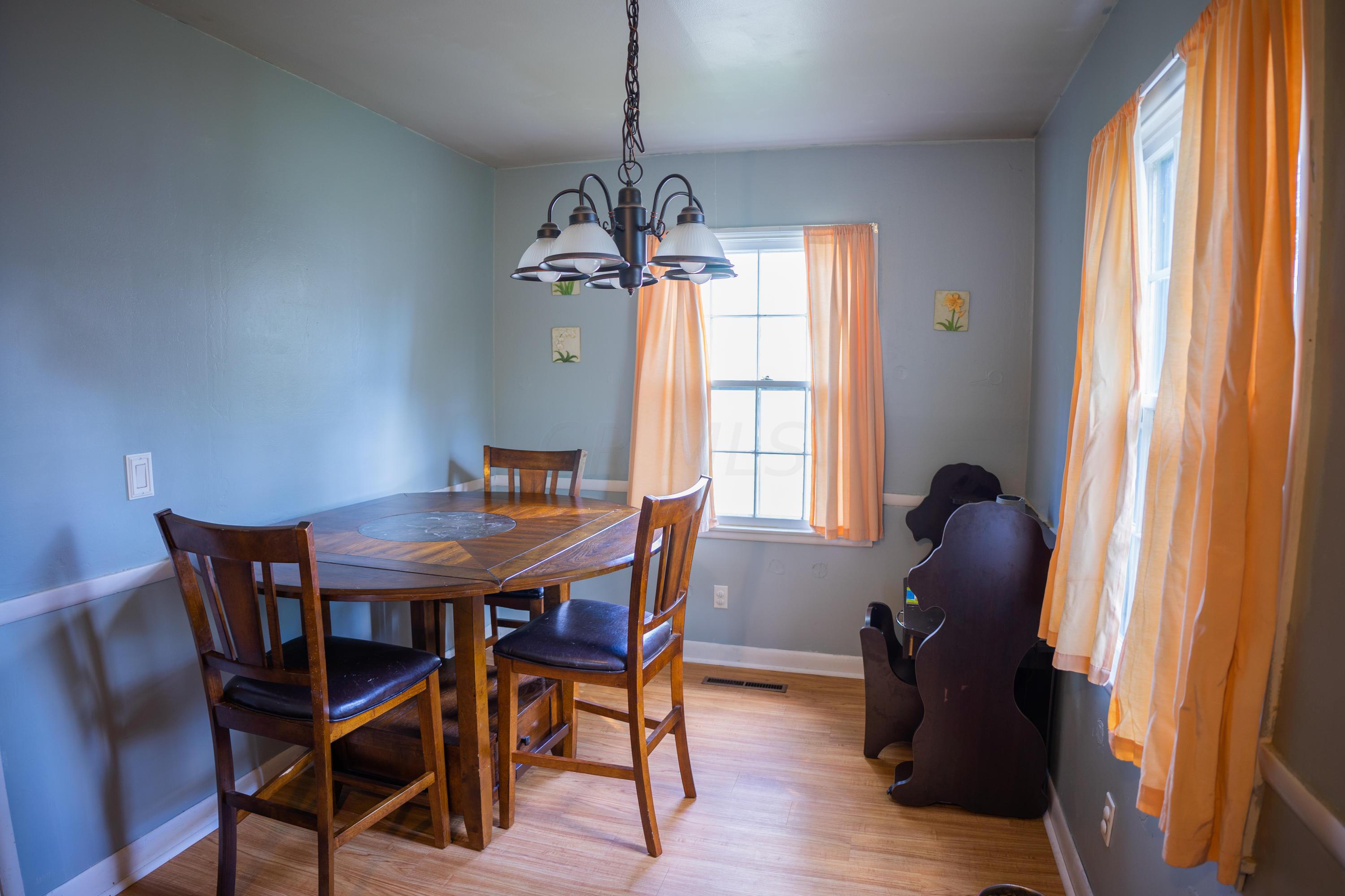 384 Darbyhurst Road Columbus, OH 43228 - Photo 4 of 21 Gallery Image 4
