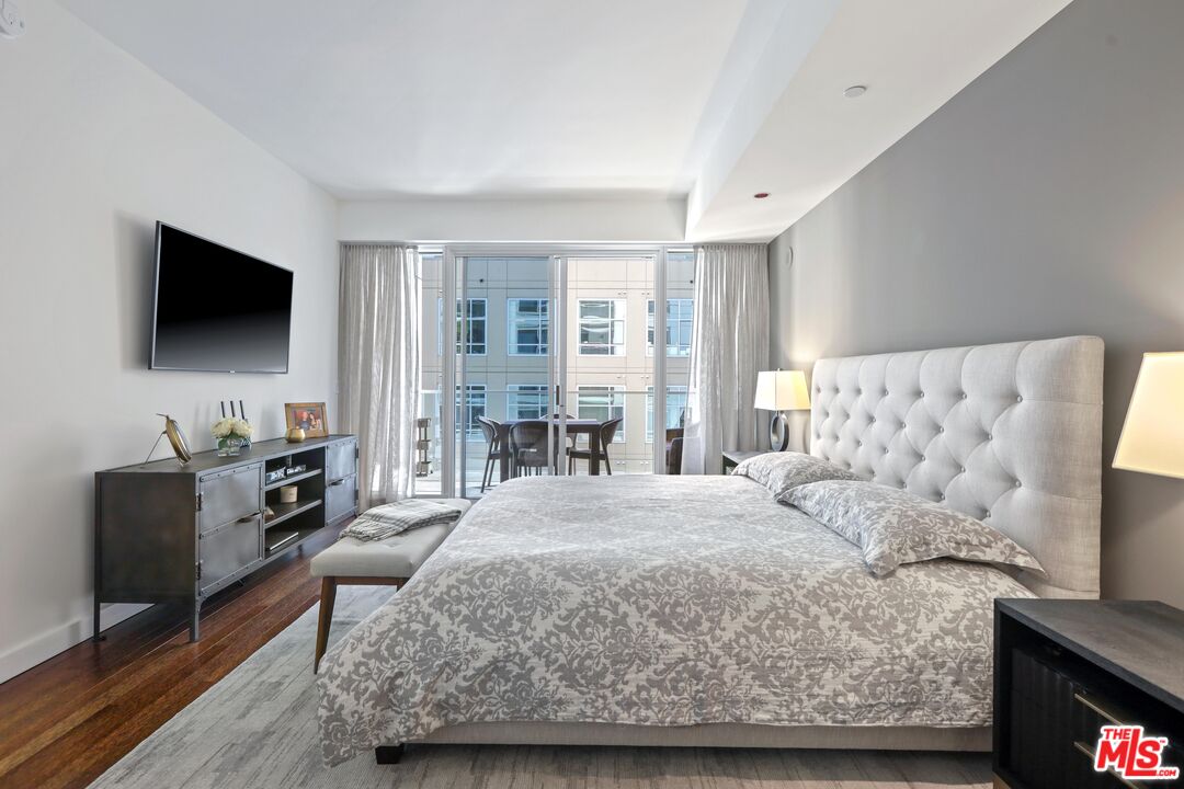 6250 Hollywood Boulevard, Unit 5J Los Angeles, CA 90028 - Photo 17 of 40 a living room with furniture and a flat screen tv