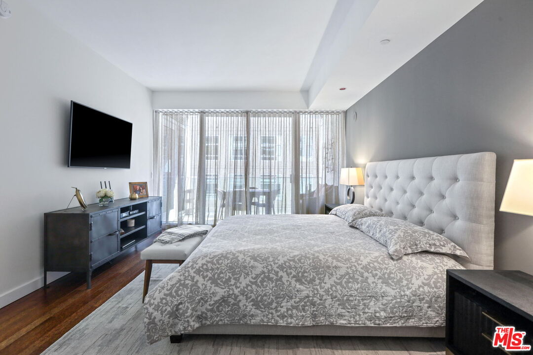 6250 Hollywood Boulevard, Unit 5J Los Angeles, CA 90028 - Photo 18 of 40 a living room with furniture and a flat screen tv