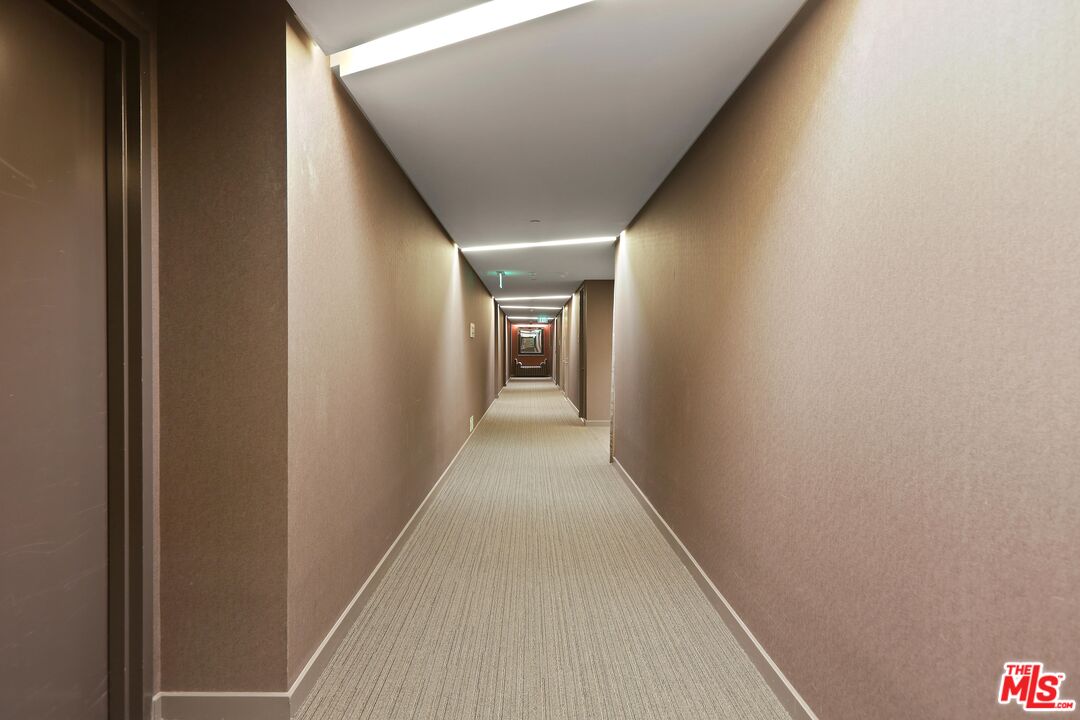 6250 Hollywood Boulevard, Unit 5J Los Angeles, CA 90028 - Photo 22 of 40 a view of a hallway
