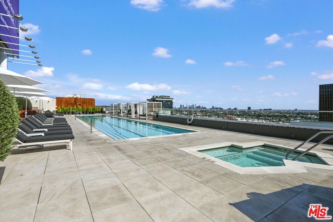 6250 Hollywood Boulevard, Unit 5J Los Angeles, CA 90028 - Photo 25 of 40 a view of a terrace view