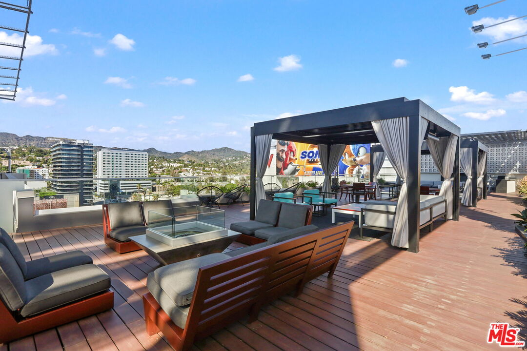 6250 Hollywood Boulevard, Unit 5J Los Angeles, CA 90028 - Photo 32 of 40 a living room with furniture and a flat screen tv