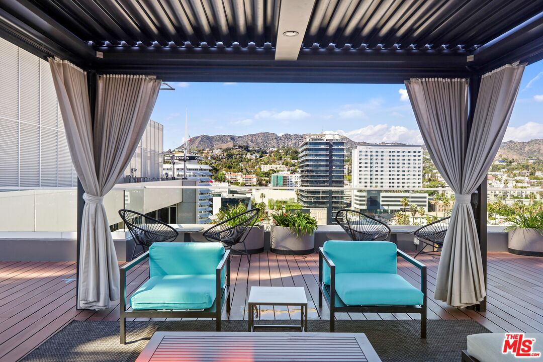 6250 Hollywood Boulevard, Unit 5J Los Angeles, CA 90028 - Photo 33 of 40 a view of a balcony with chairs