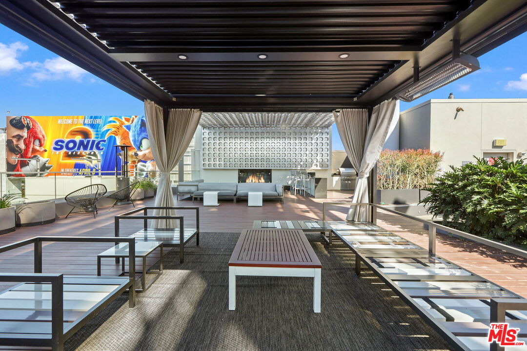 6250 Hollywood Boulevard, Unit 5J Los Angeles, CA 90028 - Photo 34 of 40 a living room with furniture