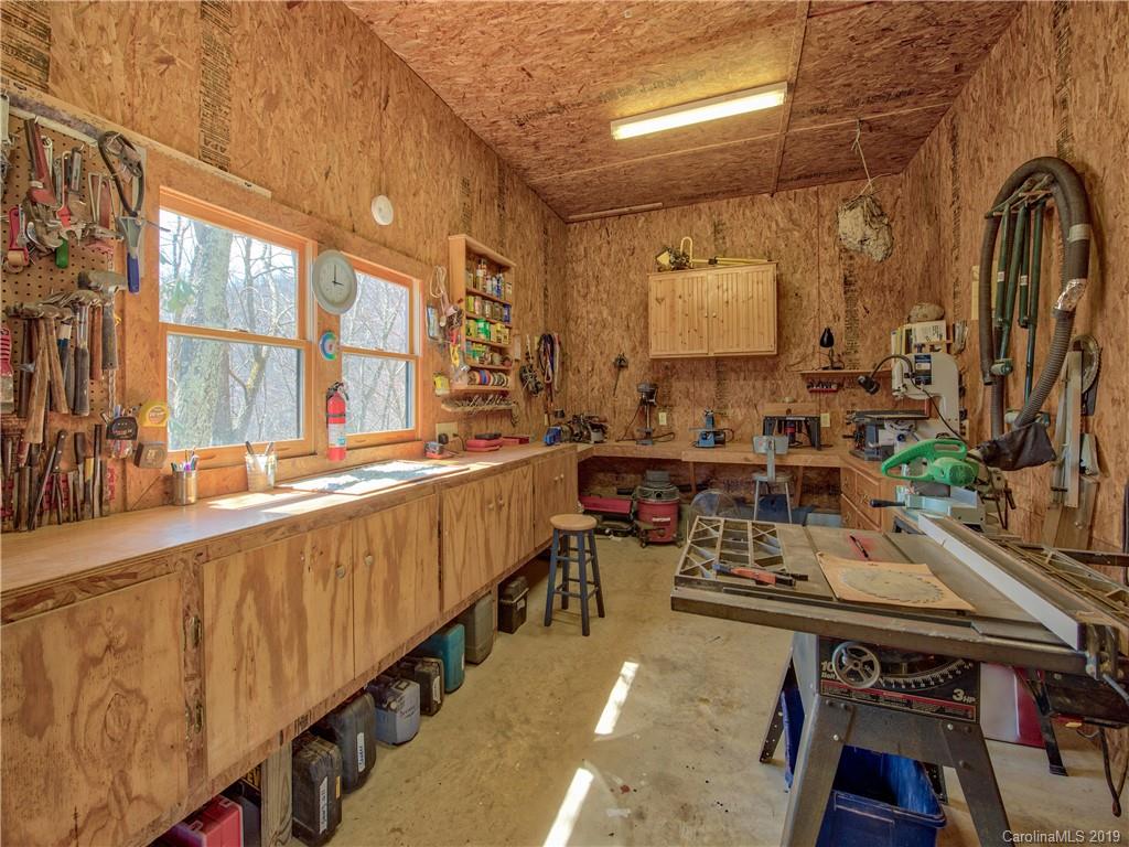 464 Bent Tree Road Maggie Valley, NC 28751 - Photo 25 of 38 a very nice looking room with many windows