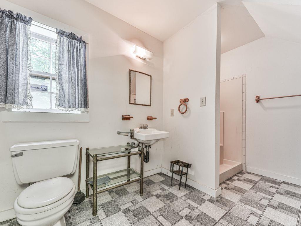 2760 Hembree Road Northeast Marietta, GA 30062 - Photo 33 of 65 a bathroom with a toilet a sink and a mirror