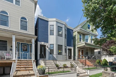 $2,700 | 133 West 4th Street, Unit 2, Bayonne, NJ 07002