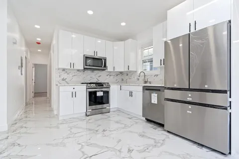 $2,700 | 133 West 4th Street, Unit 2, Bayonne, NJ 07002