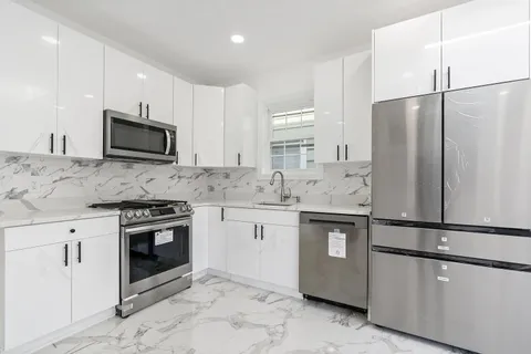 $2,700 | 133 West 4th Street, Unit 2, Bayonne, NJ 07002