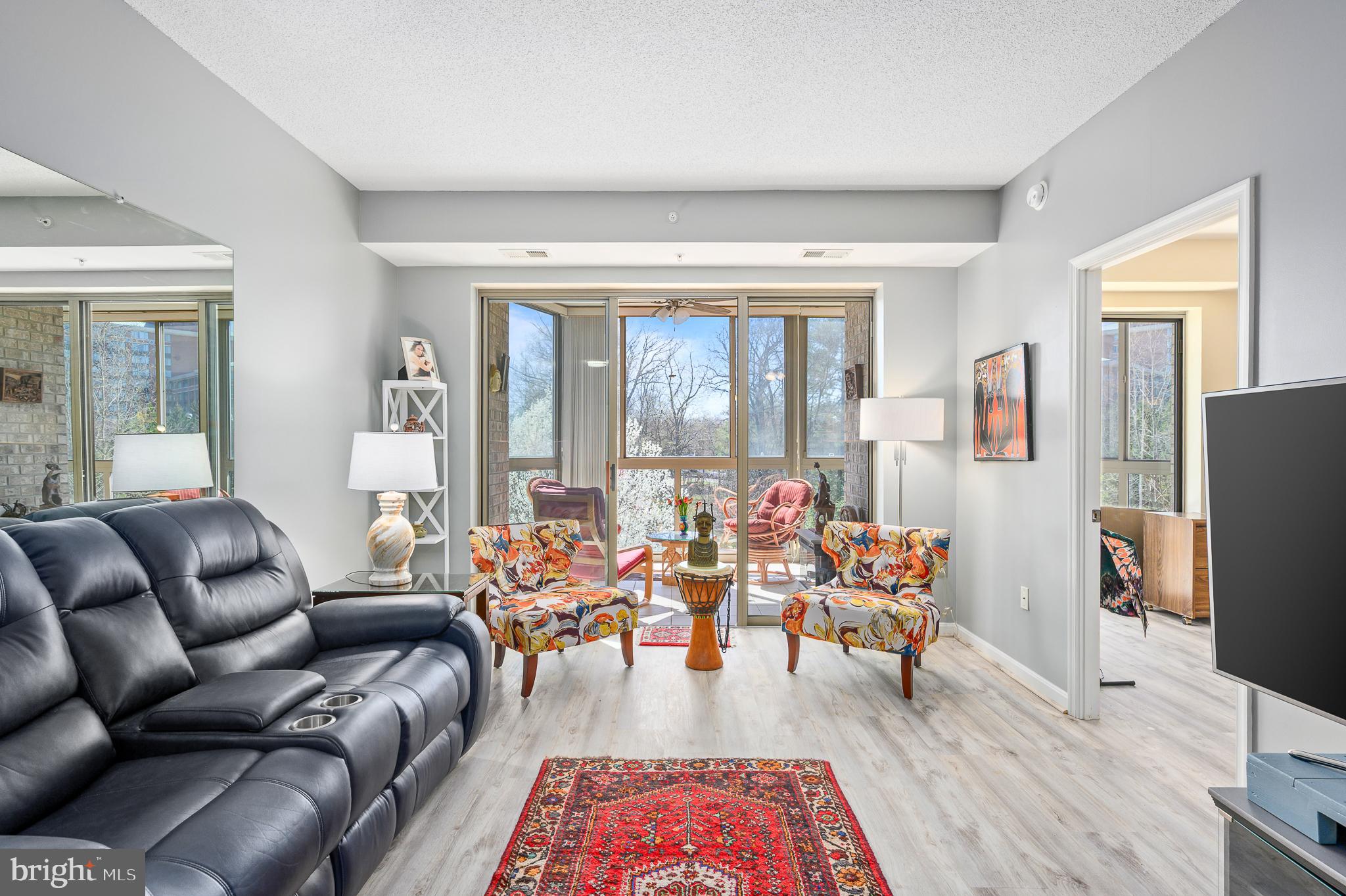 Beautifully updated unit in Riverview!