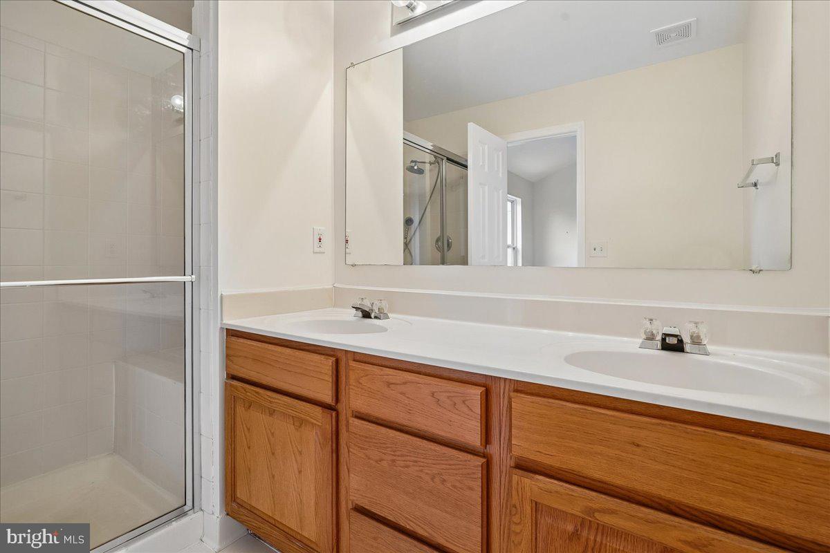 1711 Blue Flint Court Reston, VA 20190 - Photo 19 of 37 Primary Full Bathroom