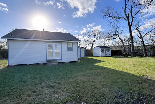 a view of a house with a backyard