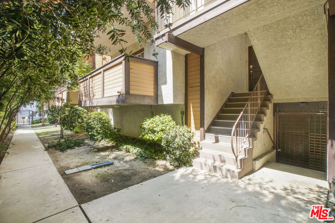 5534 Sylmar Avenue, Unit 5 Sherman Oaks, CA 91401 - Photo 25 of 33 a view of a house with a yard
