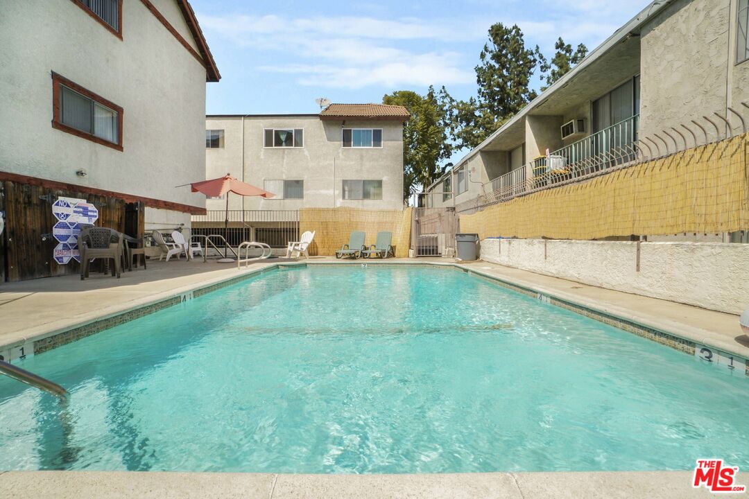 5534 Sylmar Avenue, Unit 5 Sherman Oaks, CA 91401 - Photo 29 of 33 a backyard of a house with table and chairs