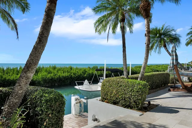 a view of outdoor space yard and porch