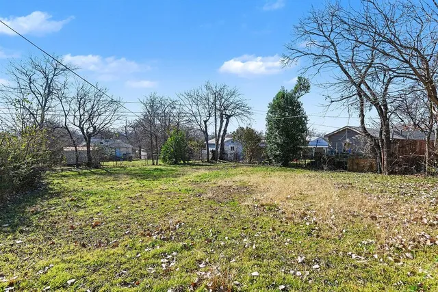 a view of a yard with a house
