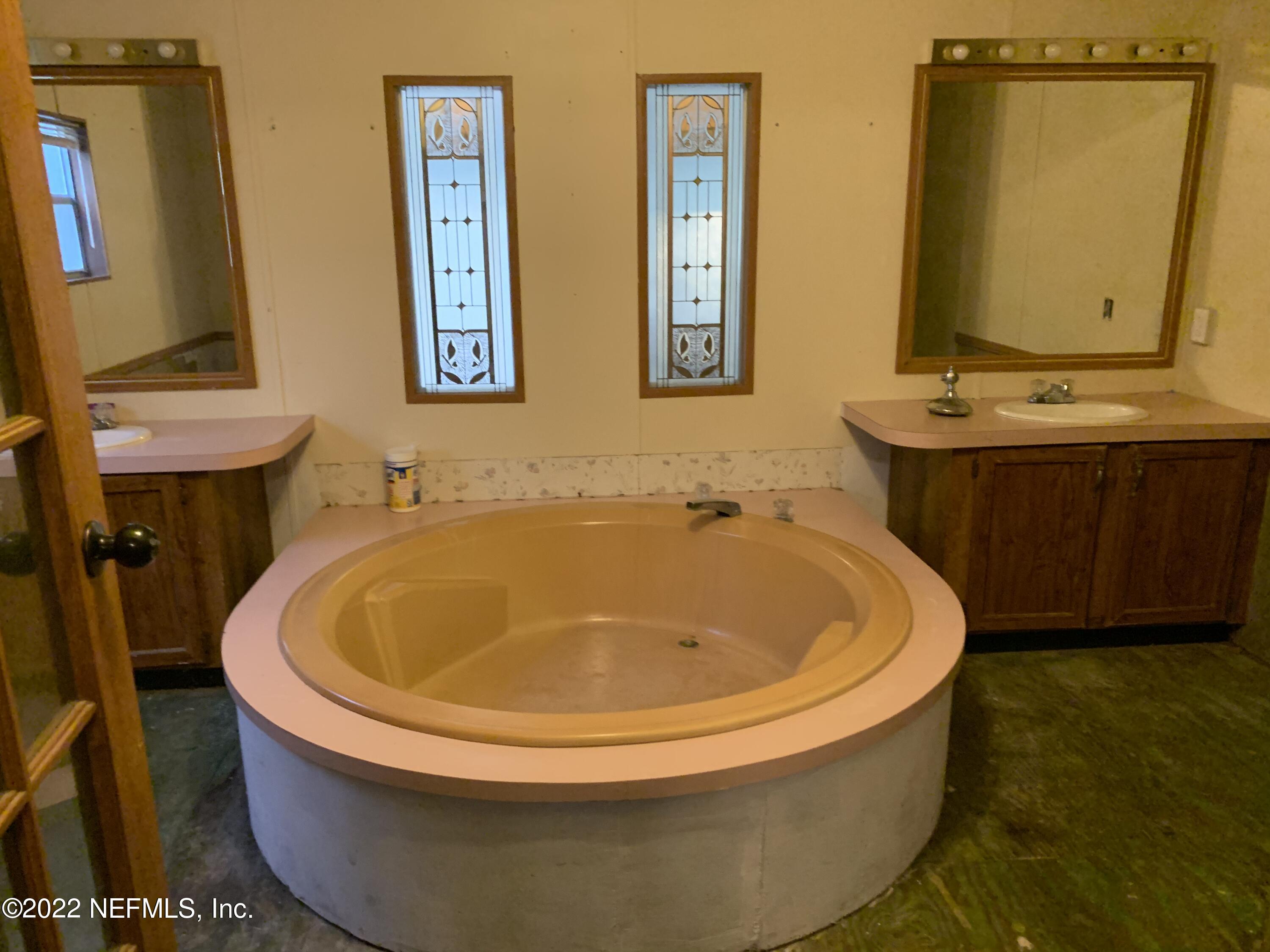 3163 Lannie Road Jacksonville, FL 32218 - Photo 33 of 36 a bathroom with a tub and mirror