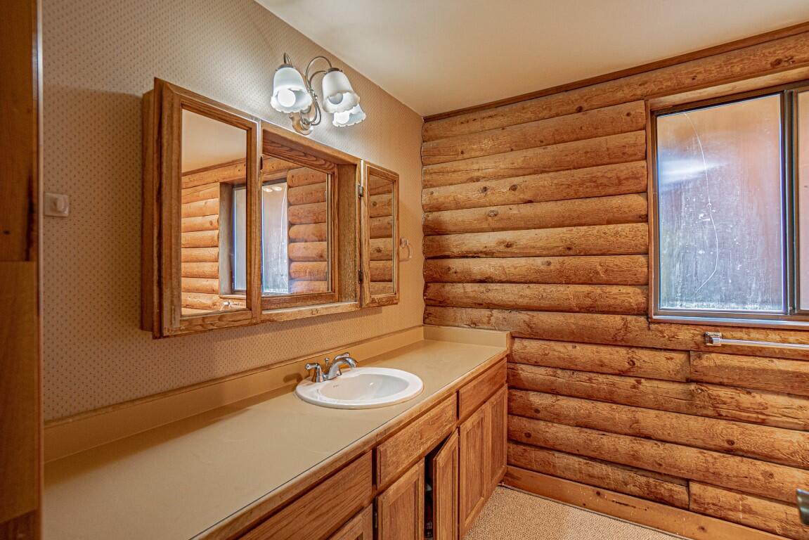 700 Neil Creek Road Ashland, OR 97520 - Photo 22 of 37 Primary Bathroom