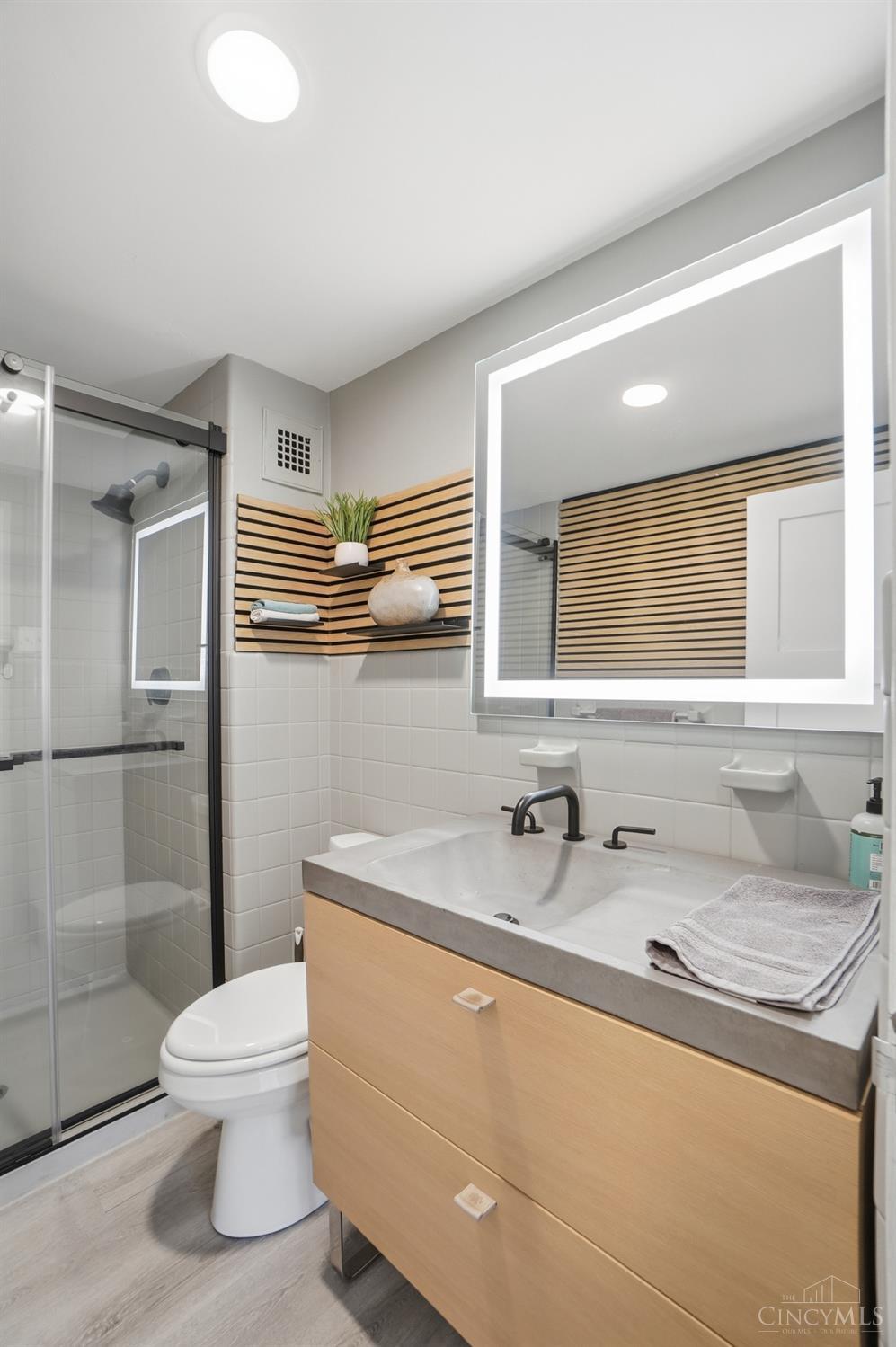 2324 Madison Road, Unit 303 Cincinnati, OH 45208 - Photo 26 of 33 2nd full bathroom