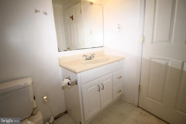 a view of empty room with window