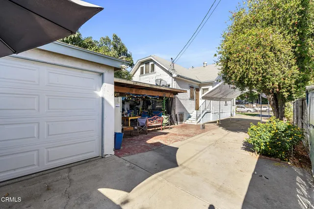a view of a entrance gate of the house