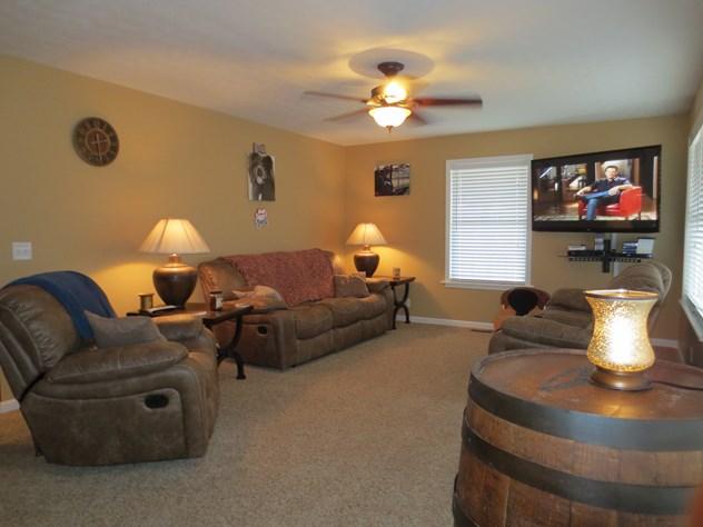 556 Womack Road Bethpage, TN 37022 - Photo 3 of 15 a living room with furniture and a lamp