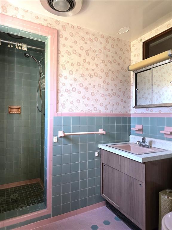 770 Pittsburgh Road Butler, PA 16002 - Photo 17 of 32 a bathroom with a sink a toilet and shower