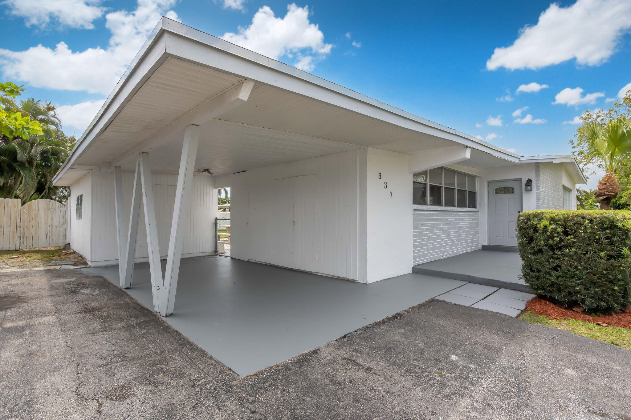 337 Pinehurst Road Palm Springs, FL 33461 - Photo 4 of 31 4-web-or-mls-0E2A6266-HDR