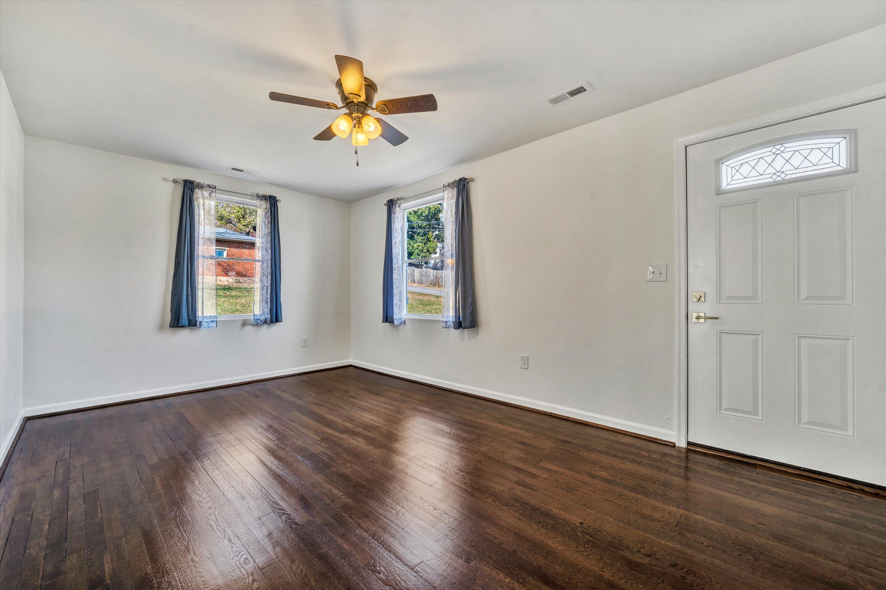 2519 Spring Road Southwest Roanoke, VA 24015 - Photo 4 of 29 04-110620230030