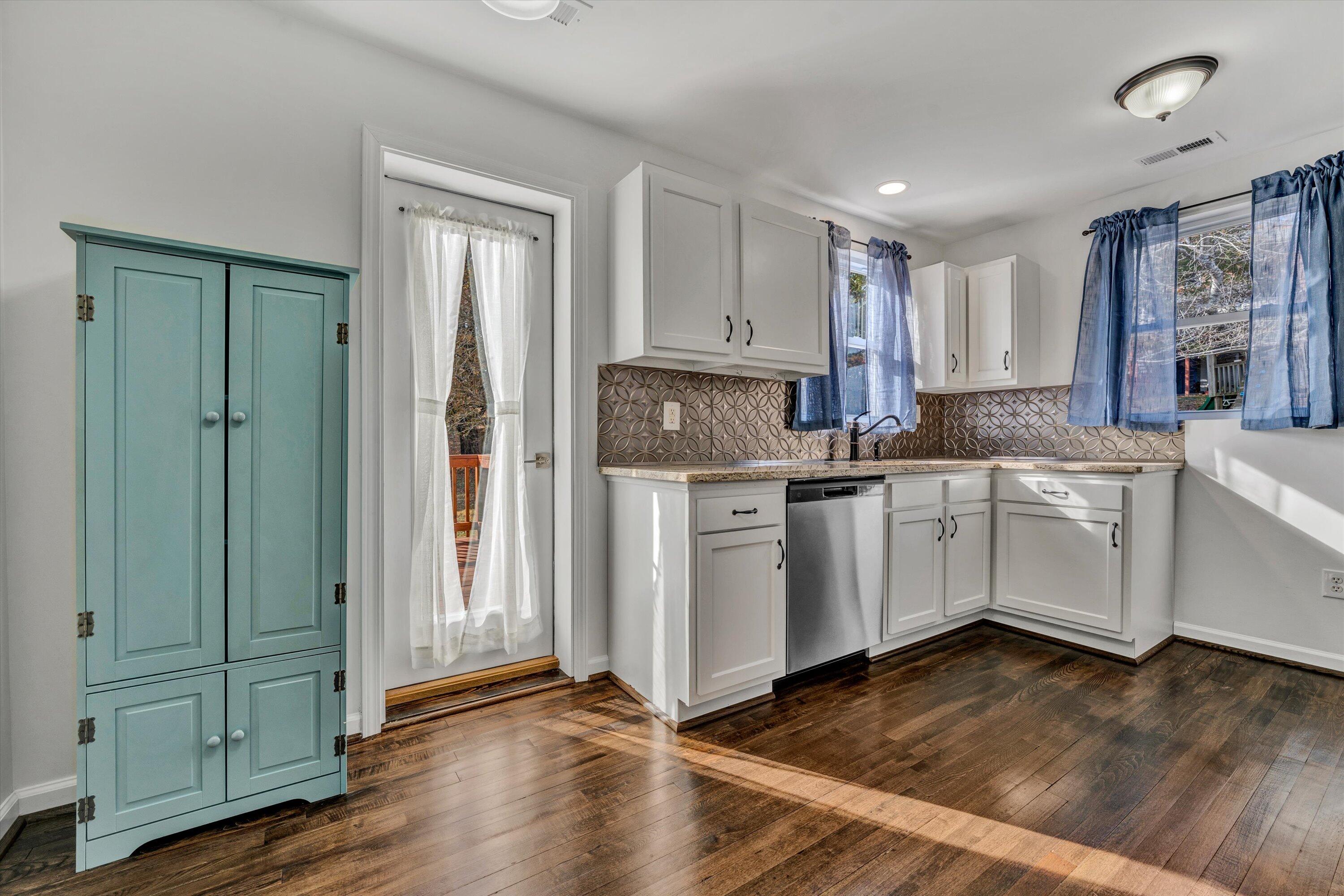 2519 Spring Road Southwest Roanoke, VA 24015 - Photo 7 of 29 07-110620230033