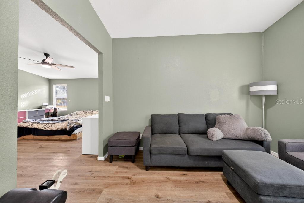 40100 Jim Scotts Road Leesburg, FL 34788 - Photo 23 of 40 a living room with furniture and a table