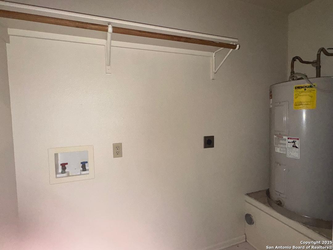 827 Dallas Street Pleasanton, TX 78064 - Photo 5 of 8 a bathroom with a shower