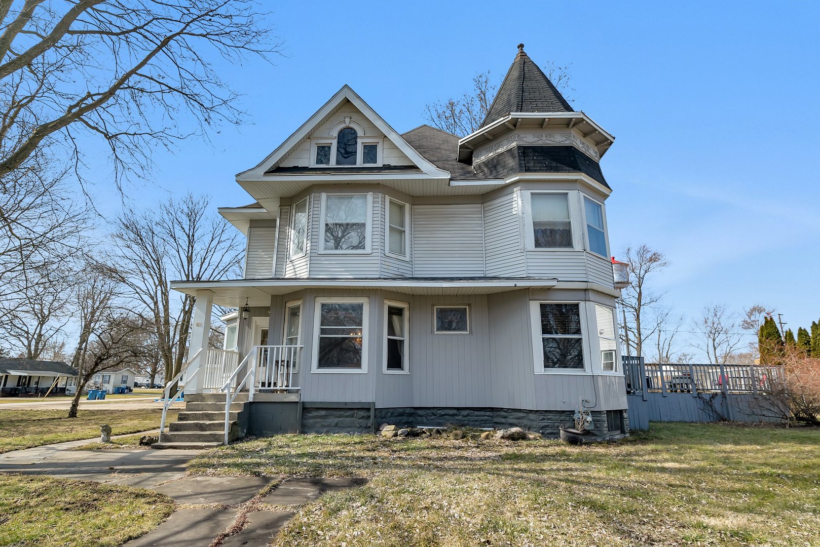 401 7th Street Mazon, IL 60444 - Photo 1 of 26 a front view of a house with a yard