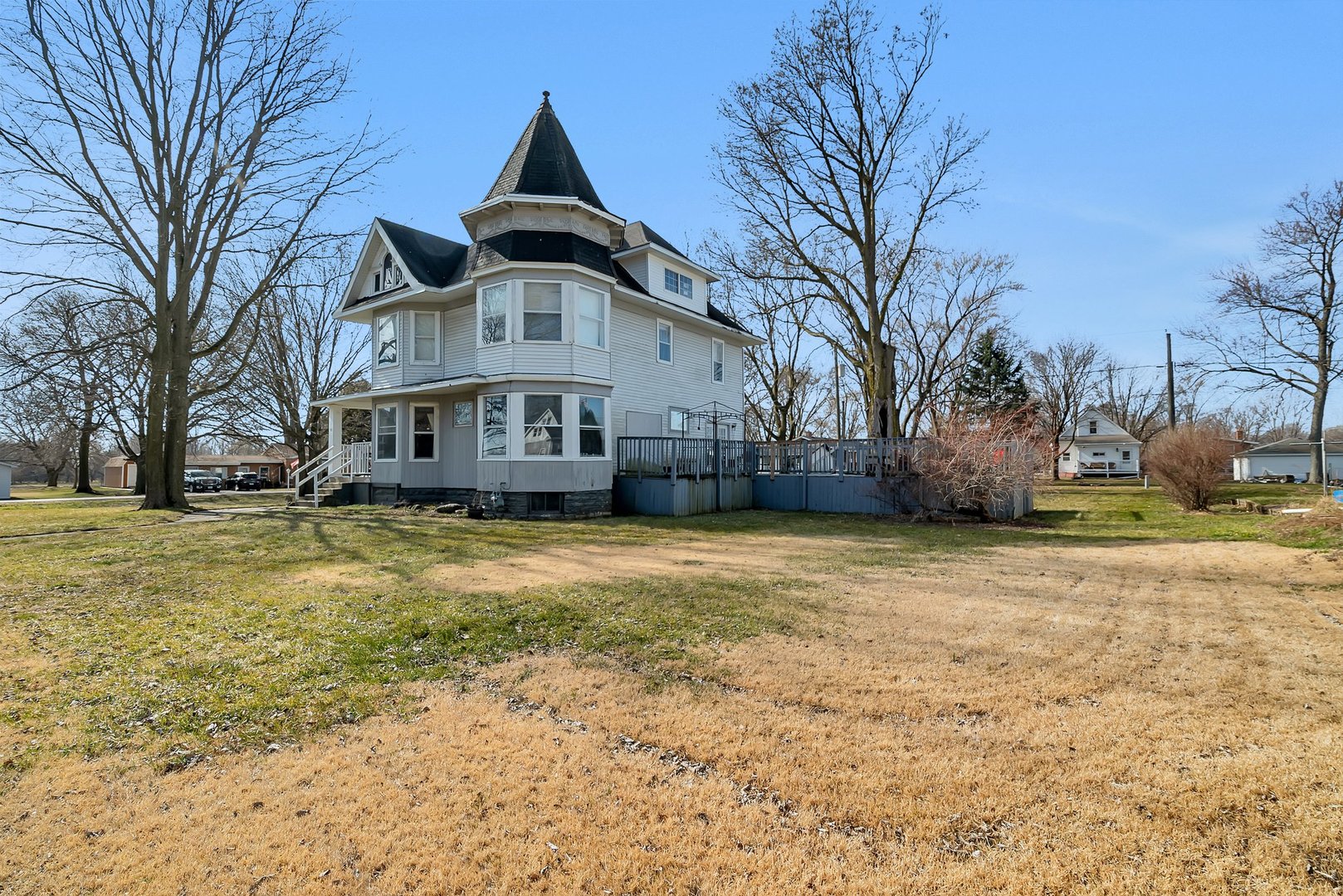 401 7th Street Mazon, IL 60444 - Photo 5 of 26 a front view of a house with a yard