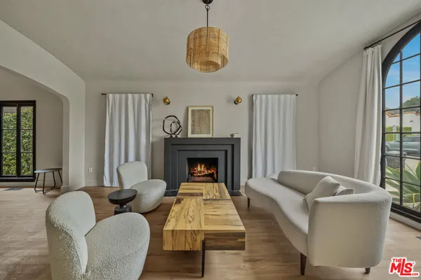 $11,950 | 8822 Rosewood Avenue, West Hollywood, CA 90048