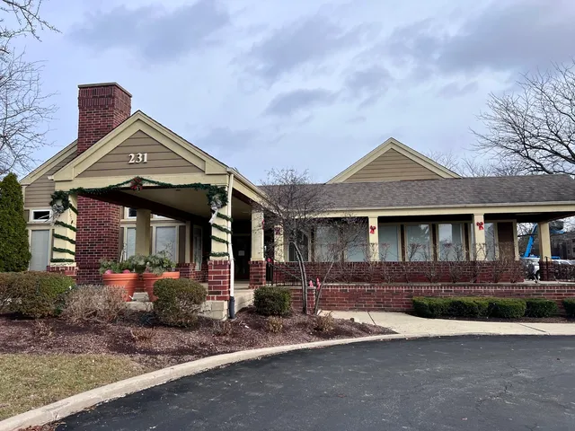 $2,200 | 120 Glengarry Drive, Unit 312, Bloomingdale, IL 60108