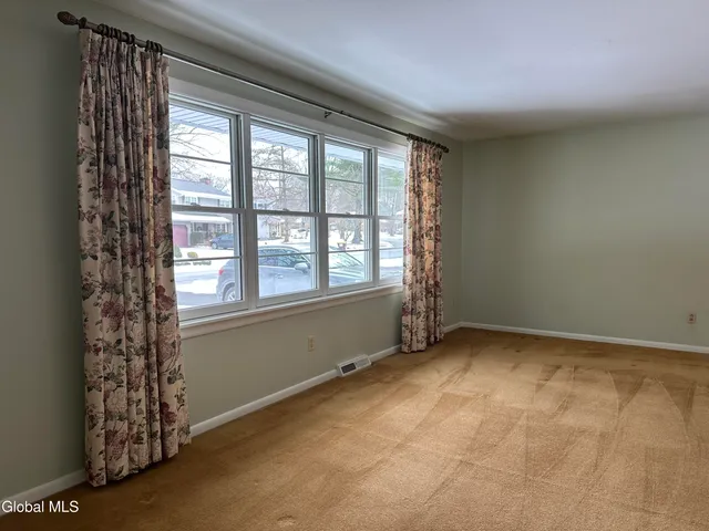 $400,000 | 114 Dumbarton Drive, Bethlehem, NY 12054