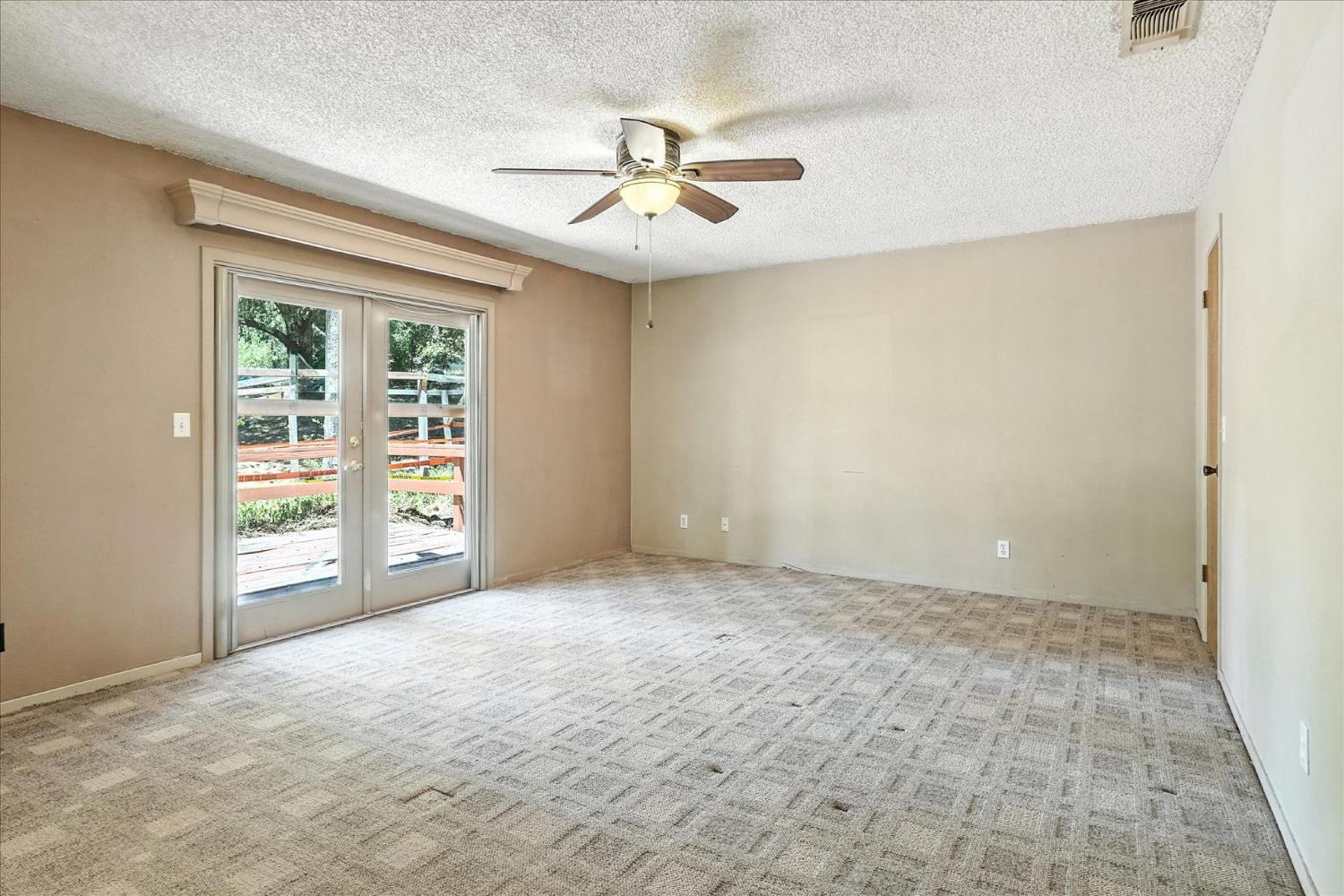 5783 Chowchilla Mountain Road Mariposa, CA 95338 - Photo 34 of 43 an empty room with windows and closet
