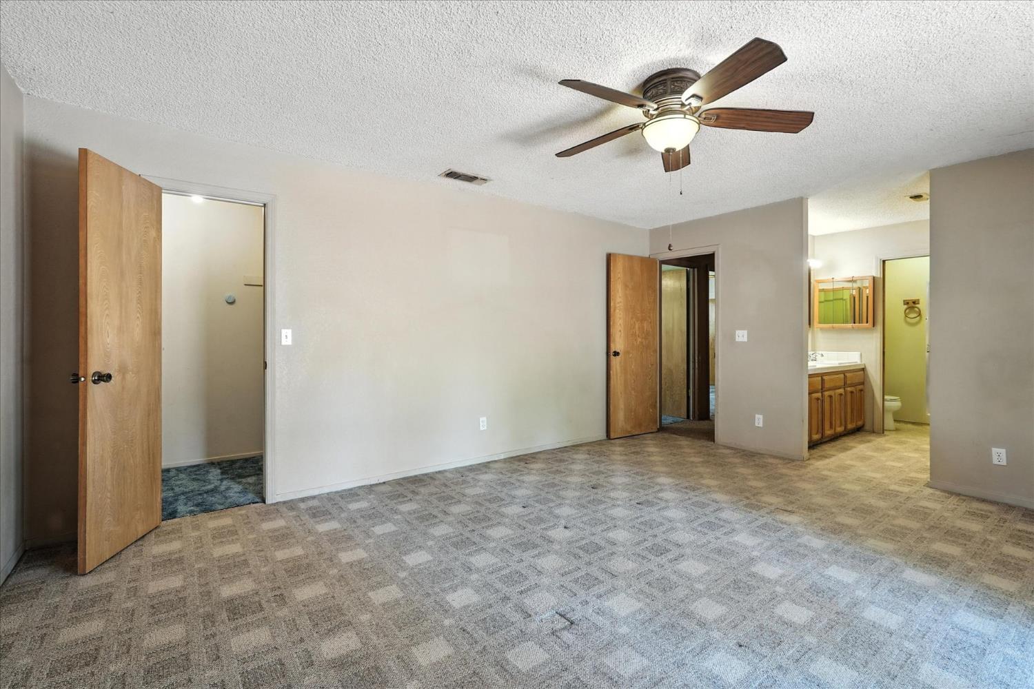 5783 Chowchilla Mountain Road Mariposa, CA 95338 - Photo 35 of 43 an empty room with closet and ceiling fan