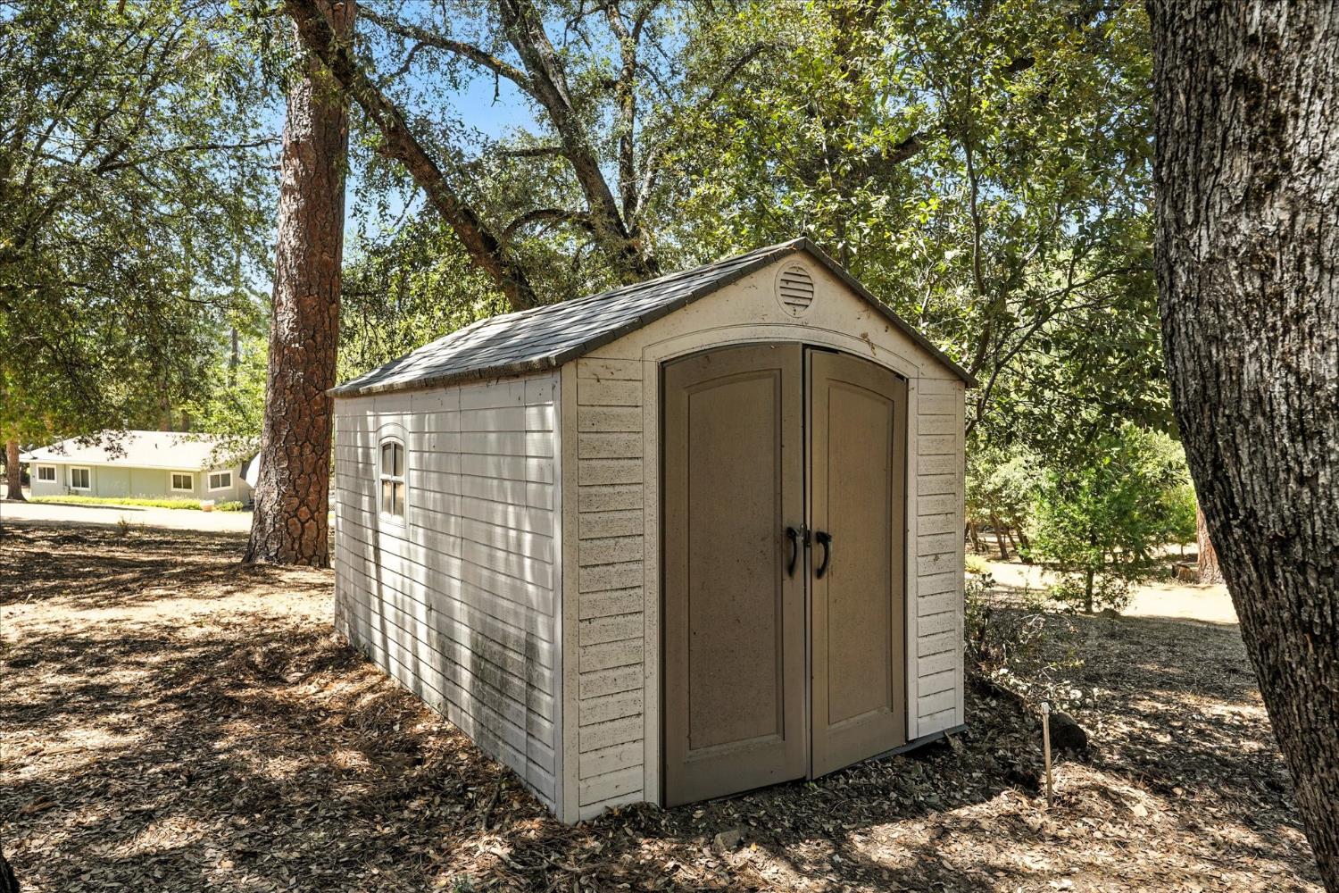 5783 Chowchilla Mountain Road Mariposa, CA 95338 - Photo 41 of 43 a front view of a house with a trees