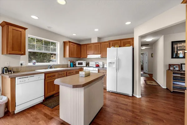 $8,500,000 | 1827 West Ball Mountain Little Shasta Road, Macdoel, CA 96058