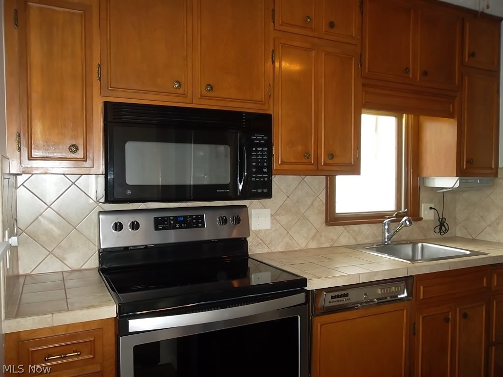 30018 Vineyard Road Willowick, OH 44095 - Photo 7 of 29