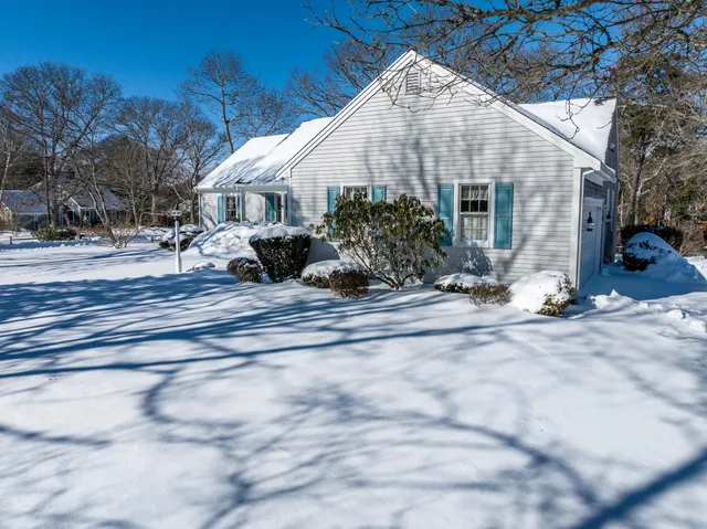 a view of a house with backyard