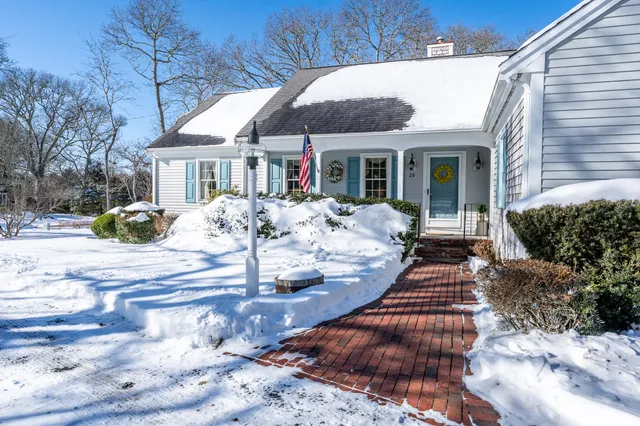 a view of a house with backyard
