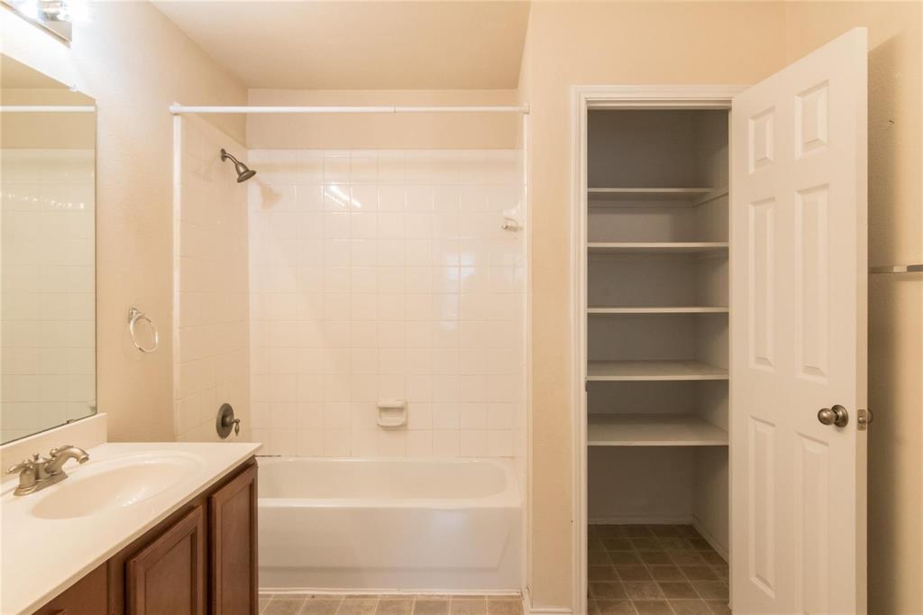 4074 Kyndra Circle Richardson, TX 75082 - Photo 22 of 27 a bathroom with a bathtub and a sink