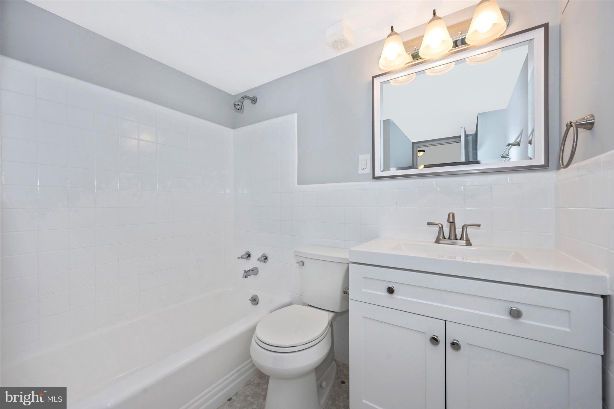 4600 Connecticut Avenue Northwest, Unit 810 Washington, DC 20008 - Photo 19 of 44 Primary bath