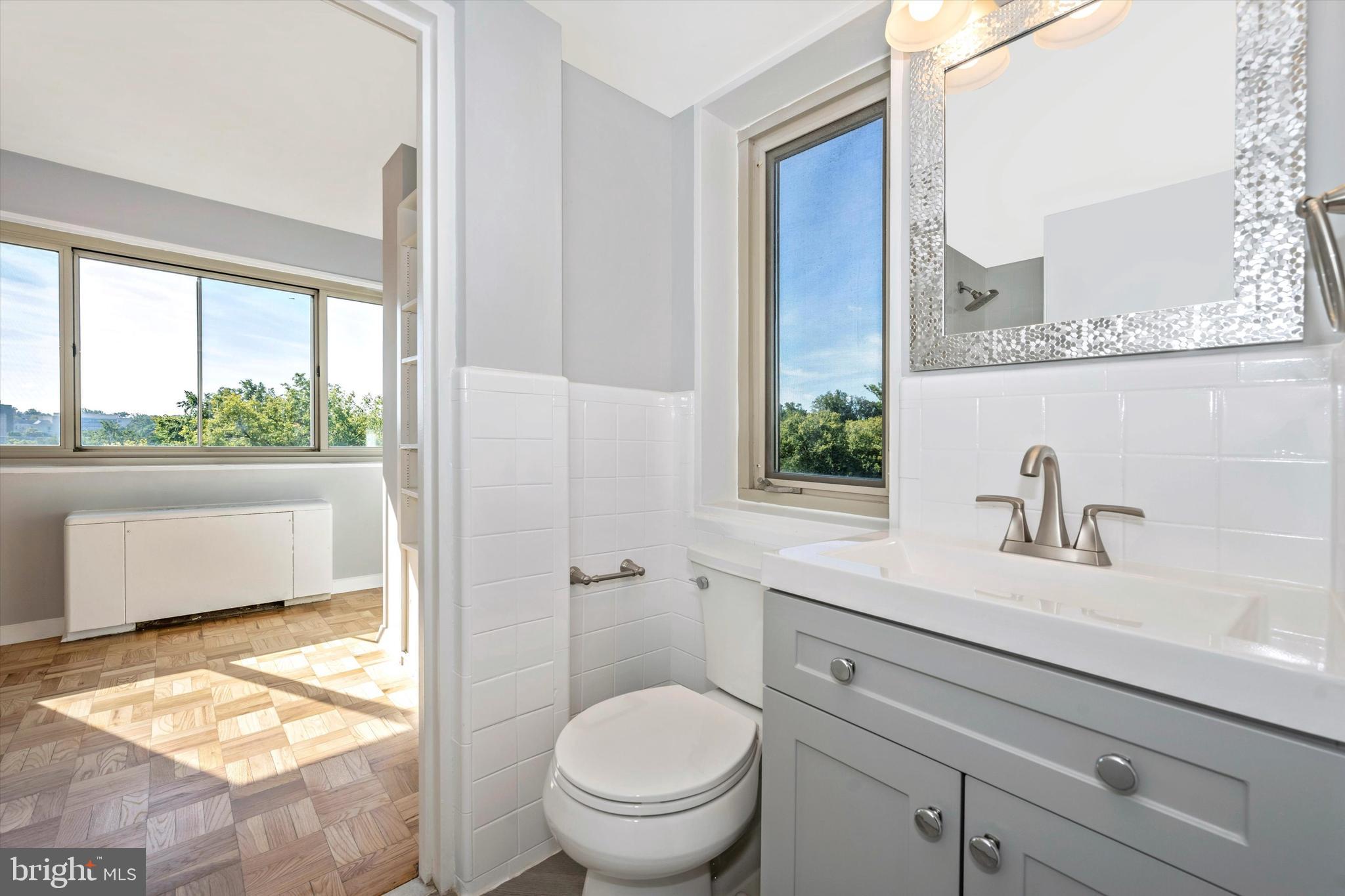 4600 Connecticut Avenue Northwest, Unit 810 Washington, DC 20008 - Photo 22 of 44 Second Bath